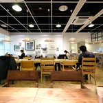 Cafe & Dining ICHI no SAKA - 店内のテーブル席の風景です