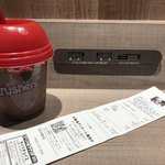 Kentakkifuraidochikin - 2018/02 クラッシャーズ 320円…電源コンセントは、ごく普通の差し込み口だけではなくUSB型の差し込み口も用意されている