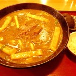 三佳屋 - 「どて焼きカレーうどん」(単品900円)。天かすが別皿になっている。