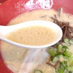 豚骨らーめん 福の軒 - スープは豚骨の風味がしっかりと感じられながらも、後味がライトで食べやすさ満点！