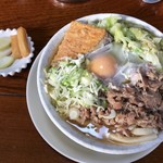 吉田のうどん 富士 - 肉月見550円&ねぎ50円&漬物