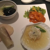 中国料理 翡翠宮 - バラエティプレート（小海老のチリチーズソース、帆立貝の蒸し物 昆布醤のせ、北京ダック、豚スペアリブの黒酢煮込み）