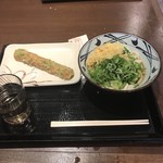 Marugame Seimen - ぶっかけうどんの並と磯辺揚げ。
                        合計で税込410円。
                        美味し。
