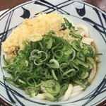 Marugame Seimen - ぶっかけうどんの並の温かいもの。
                        税込290円。
                        美味し。