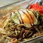 Pork Yakisoba (with sauce & fried eggs) / 豚そば　目玉焼付