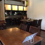 串かつまるまん - 席の間が広々