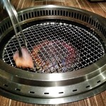 Kohakuya - [料理] 焼き網に牛脂をひく。