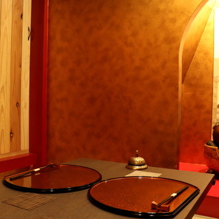 黄金の茶室を模した個室は２～３名様までご利用頂けます。（お座敷）