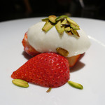 TACUBO - 城村田農場のとちおとめ、ミルクジェラード、ピスタチオ添え