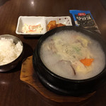 Tou Daimon Takkam Mari Sui Dou Bashiten - 「ソルロンタン」！
                        ご飯、お菜二種、両班海苔、食べ放題のキムチ付き。
                        スープはコムタン風で具沢山、美味です。