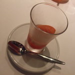 ウルー - アミューズ　トマトのジュレ。一番上にブラッドオレンジのアイス。酸味が効いてて美味しい♪