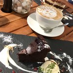 Cafe terrace kikinomori - ガトーショコラ。アイスクリーム付き。
      綺麗なデコレーションしてくれてる♡