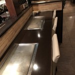 鉄板&BAR ZIPANG - 内観写真:鉄板付きのカウンターです。お食事とお酒をご一緒にお楽しみください。