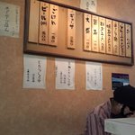 ラーメン浅野 - 内装はチープ且つ簡素なデザイン。結構大衆的な空気感