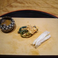 お料理 佐藤 - 炙った白魚、海鼠腸、こごみ？わらび？胡麻とアーモンドかけ