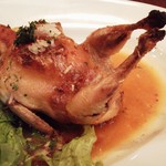 ラ ペッシュ - 詰め物をしたうずらのロース肉のローストのアップ