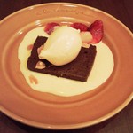 ラ ペッシュ - 濃厚なチョコレートのテリーヌ　ヴァニラアイス