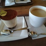 パティスリー カフェ ルコネサンス - ティラミス(430円)とホットコーヒー(150円)