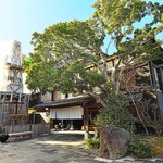 玉峰館 - 玄関の横にどっしりとそびえる温泉塔。