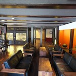 玉峰館 - ロビー。奥には立派なワインセラー。