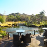 玉峰館 - 食事処から眺める気持ちの良い庭園。