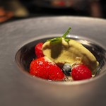 玉峰館 - いちごとラズベリー。ピスタチオのアイスをのせて。