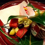 滋味 康月 - 裏側を覗くと…新年らしい誂えが(๑°艸°๑)