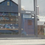 だがしLANDO - 玄関サッシ内がお店