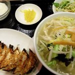 ミンミン - 湯麺と餃子のセット。