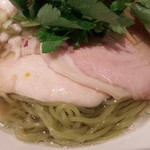 麺屋 六感堂 - しおグリーン麺ゆずみつば＋グリーン雲呑＋味付玉子＋パクチー