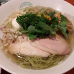 麺屋 六感堂 - しおグリーン麺ゆずみつば＋グリーン雲呑＋味付玉子＋パクチー