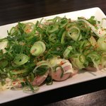 呼び戻しとんこつ 光四郎 - おさかなソーセージ（ネギ盛り）