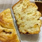 DONQ - りんごなどのフルーツとグラノーラが練り込まれている