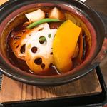 日本橋ばんばん - 煮込みハンバーグ。ハンバーグはタップリのデミソースの中に沈んでます。野菜もタップリ。