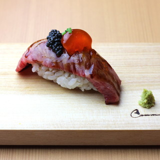 充実の品数を誇るコースを“少しずつ”楽しむ。