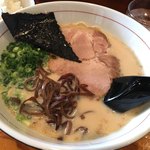 博多ラーメン 亀八 - 豚骨らーめん 690円 (ランチタイムでライス無料)