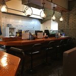 博多ラーメン 亀八 - 店内 (厨房とカウンター席)