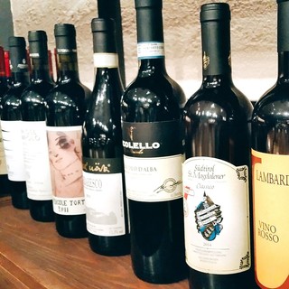 季節や料理に合わせて豊富に揃えるワイン！グラス￥700～