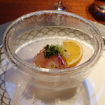 星期菜 白金 - ◆天然平目の中華風刺身 自家製ポン酢と葱ダレがかけられ、国産レモンが添えれています。 平目自体の味わいもいいですけれど、国産連物まろやかな酸味や葱ダレなどがよく合います。