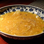 星期菜 白金 - ◆フカヒレの上海蟹味噌煮込み（写真は二人分）。新玉ねぎのローストと豆苗炒め添え。 見るからに美味しそう～～