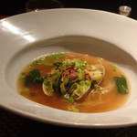 星期菜 白金 - ◆蛤の汁そば。麺は半分にして頂いています。 蛤の出汁もよく出ていますし、隠し味に使用されている「XOジャン」の風味もいいですね。