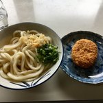 増井米穀店 - 本日の昼食であります
うどん200円 コロッケ90円
合計290円
お釣りとかアレだしコロッケ100円でもいいのに
でも、そうしないのがお母さんの心