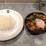 Kyampushinjukumirodoten - 茄子と豚肉の旨味噌炒めカレー