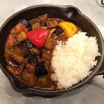 Kyampushinjukumirodoten - 揚げ茄子とベーコンのカシミール風カレー