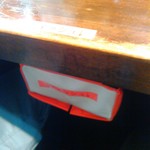 らーめん 鶏喰 - テーブル下のティッシュ