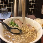 頑固麺 - 箸が立つ