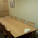 鮨 おくの - テーブル席（この日は、グループ客がいらしたので、2テーブルついています）