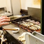 鰻禅 - 白焼き焼いてる