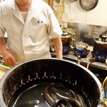 鰻禅 - うな様を取り出す大将