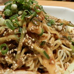 中国大明火鍋城 - 細麺の上に刻んだ鶏肉とキュウリがたっぷり。更にネギと胡麻がトッピング